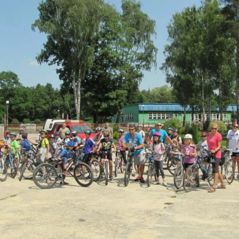 grupa dzieci na rowerach